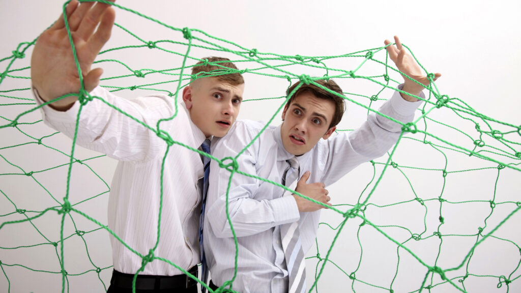Zwei junge Büroangestellte in einem Netz gefangen