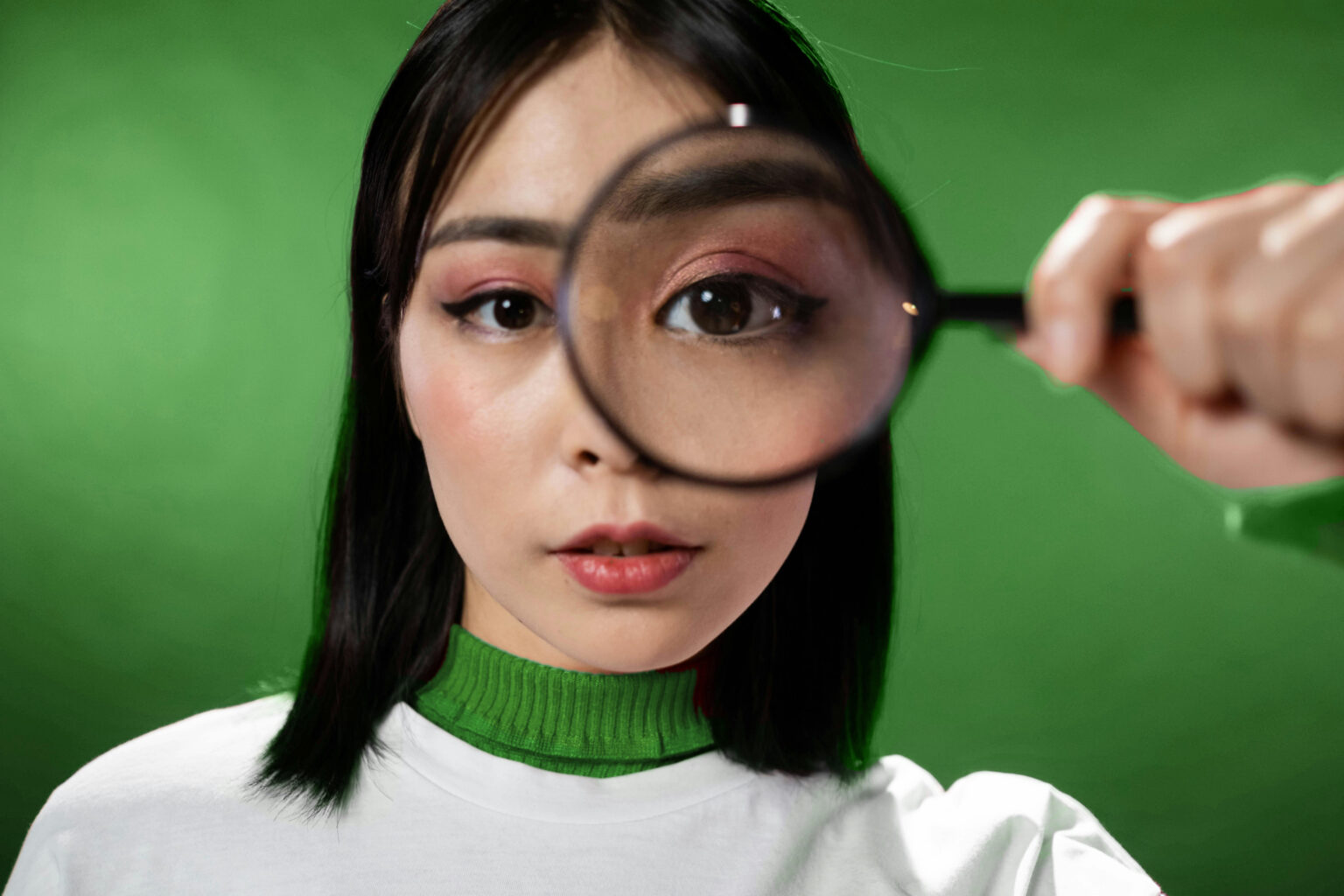 Frau mit großer Lupe hindurchschauend